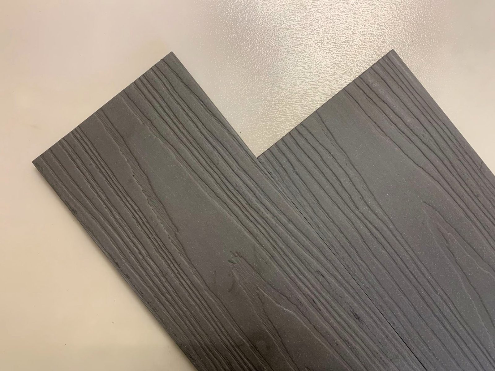 Detail plotovky v odstínu Dark Grey s kresbou dřeva